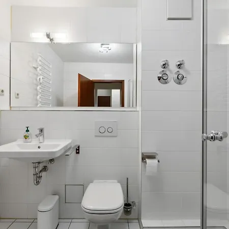 Eindrucksvolle Zwei-zimmer-wohnung Mit Balkon Und Grosser Kueche Leipzig