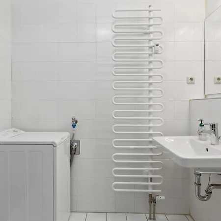 Eindrucksvolle Zwei-zimmer-wohnung Mit Balkon Und Grosser Kueche * Leipzig