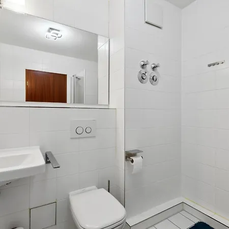 Eindrucksvolle Zwei-zimmer-wohnung Mit Balkon Und Grosser Kueche Apartment