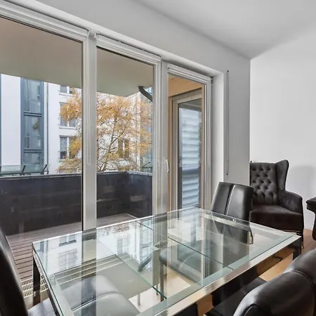 Eindrucksvolle Zwei-zimmer-wohnung Mit Balkon Und Grosser Kueche Apartment